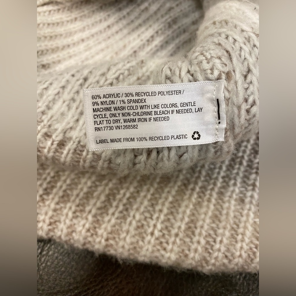COZY Universal Thread Sweater - Picture 4 of 4